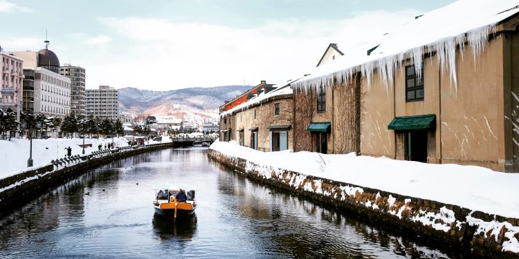 Essential Maintenance for Winterizing Your Boat: Focus on the Marine Air Conditioner