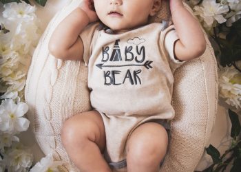 DSLR vs. Mirrorless Cameras in Newborn Photography: Choosing the Right Gear