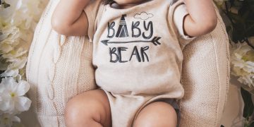 DSLR vs. Mirrorless Cameras in Newborn Photography: Choosing the Right Gear